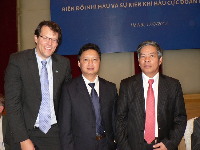 From left to right: Dr. J. Birkmann, Vice Minister of MoNRE Mr.Trần Hồng Hà and the Minister of MoNRE Mr. Nguyễn Minh Quang